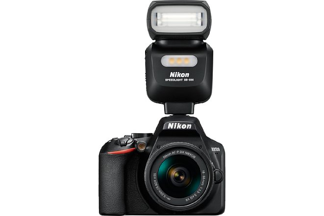 Bild Nikon D3500 mit AF-P 18-55 mm VR und SB-500. [Foto: Nikon]