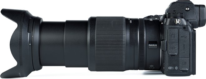 Bild Auf volle Länge ausgefahren und mit Streulichtblende ausgestattet erreicht das Nikon Z 24-200 mm F4-6.3 VR an der Z 7II eine verítable Länge. Von der Vorderkante der Blende bis zur Suchermuschel sind es fast 28 Zentimeter. [Foto: MediaNord]