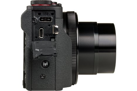 Bild Mit dem richtigen USB-Netzteil kann die Canon PowerShot G7 X Mark III sogar mit Strom versorgt werden. Die Kamera ist hier aber sehr wählerisch, mit einem simplen 2-Ampere-Netzteil lädt nicht einmal der Akku. [Foto: MediaNord]