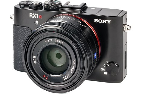 Bild Das 35mm-F2-Objektiv wirkt an der zierlichen, aber sehr soliden Sony RX1R II sehr dominierend. Leider ist das Metallgehäuse nicht gegen Staub und Spritzwasser abgedichtet. [Foto: MediaNord]