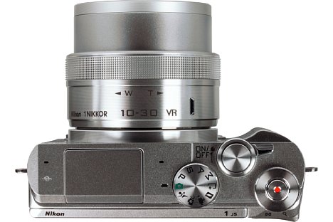 Bild Das 10-30mm-Setobjektiv (27-81 mm KB) der Nikon 1 J5 fährt beim Einschalten den Tubus aus. Dadurch ist es beim Transport sehr kompakt. [Foto: MediaNord]