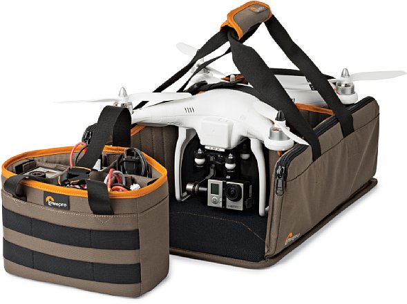 Lowepro DroneGuard Kit mit DJI Phantom Quadrokopter. Harte Stöße sind bei dieser Transportweise eher nicht zu erwarten. Der Gimbal-Kopf samt Kamera kann deshalb montiert bleiben. Die Stirnseitigen Taschen können abgenommen werden. [Foto: Lowepro]