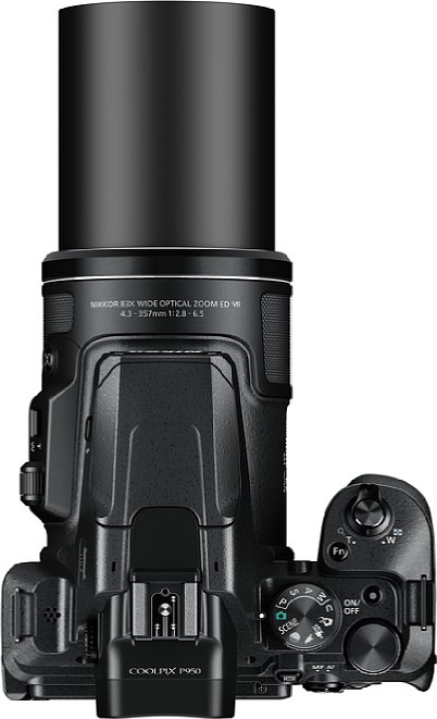 Bild Die Nikon Coolpix P950 bietet im Gegensatz zum Vorgängermodell einen Blitzschuh. [Foto: Nikon]