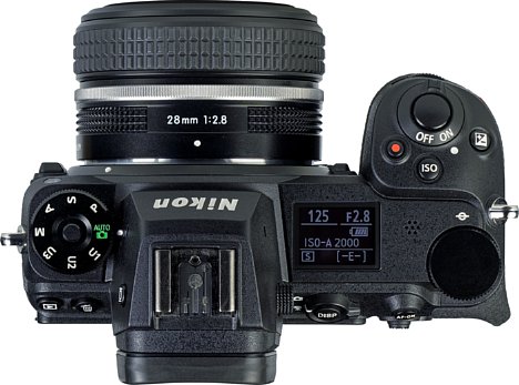 Bild Das Nikon Z 28 mm F2.8 SE steht kaum über den Kameragriff der Z 7II hinaus und könnte fast als Pancake-Objektiv durchgehen. Die Bildqualität ist bis in den Randbereich erstaunlich gut für so ein mutmaßlich günstiges Objektiv. [Foto: MediaNord]