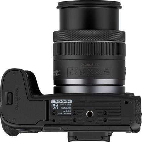 Bild Das 1/4" Stativgewinde der Canon EOS R8 liegt natürlich in der optischen Achse. [Foto: MediaNord]