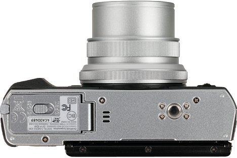 Bild Die Lage des Stativgewindes der Fujifilm X30 ermöglicht zwar einen Akku- und Speicherkartenwechsel, wenn die Kamera auf einem Stativ montiert ist. Auf der optischen Achse des Objektivs liegt es aber nicht. [Foto: MediaNord]