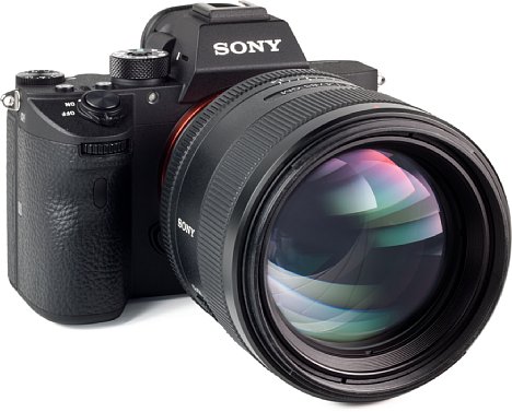 Bild Die hohe Lichtstärke der Sony FE 85 mm F1.4 GM macht eine 65 Millimeter große Frontlinse erforderlich, der Filterdurchmesser beträgt 77 Millimeter. [Foto: MediaNord]