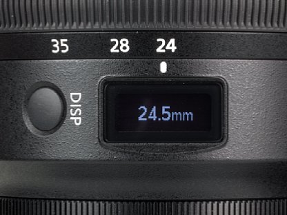 Bild Alternativ zeigt das OLED des Nikon Z 24-70 mm 1:2,8 S die eingestellte Brennweite an, im Bereich unter 35 Millimeter sogar auf einen halben Millimeter genau. [Foto: MediaNord]