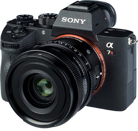 Bild An der Sony Alpha 7R III macht das Sigma 35 mm F2 DG DN Contemporary eine gute Figur, auch wenn es etwas kopflastig ist. [Foto: MediaNord]