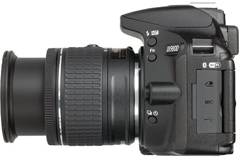 Bild Auf der linken Seite der Nikon D5600 sitzen wichtige Bedienknöpfe: Die frei belegbare Fn-Taste ist sinnvoll mit der ISO-Empfindlichkeit vorbelegt, mit der Taste ganz unten werden der Selbstauslöser oder die Serienbildfunktion aktiviert. [Foto: MediaNord]