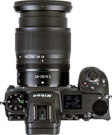 Bild Die Nikon Z 6II bietet einen sehr gut ausgeformten und damit ergonomischen Handgriff. Praktisch ist auch das Schulterdisplay, das über die wichtigsten Aufnahmeparameter informiert. [Foto: MediaNord]