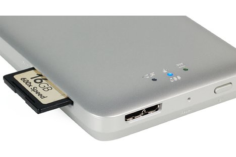 Bild Im SD-Karte-Steckplatz der Toshiba Canvio AeroMobile Wireless SSD können beliebige SD-Karten verwendet werden und natürlich auch Micro-SD-Karten in einem SD-Card-Adapter. [Foto: MediaNord]
