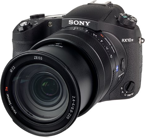 Bild Für eine Kompaktkamera fällt die Sony DSC-RX10 IV äußerst groß aus. Das liegt an der Kombination aus dem großen 1-Zoll-Sensor mit dem licht- und zoomstarken Objektiv. [Foto: MediaNord]