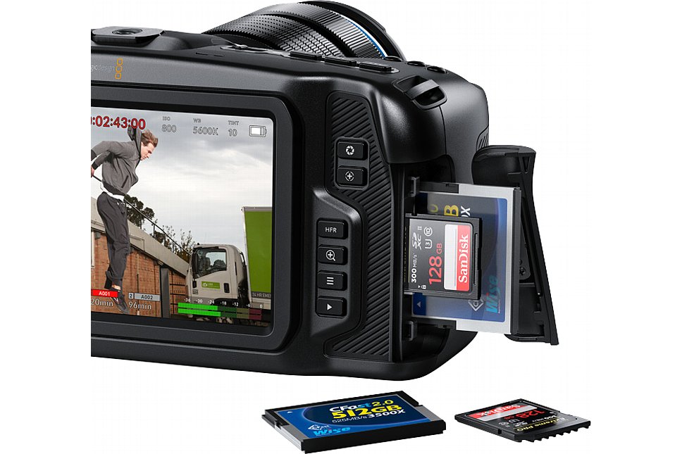 Bild Die Blackmagic Pocket Cinema Camera 4K besitzt je einen Steckplatz für SD-Card (UHS I und UHS II) und CFast. Wenn über USB-C ein externes Speichermedium angeschlossen wird, wird der SD-Card-Slot deaktiviert. [Foto: Blackmagic]