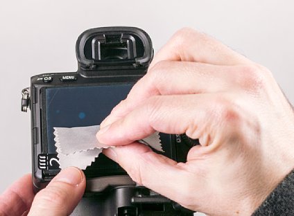 Bild Ist die Schutzfolie montiert können kleinere Bläschen mit dem Mikrofasertuch vorsichtig zu einer Seite herausgeschoben werden. [Foto: MediaNord]