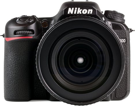 Bild Zum Test trat die Nikon D7500 mit dem AF-S Nikkor 16-80 mm F2.8-4E ED DX VR an, das ebenfalls gegen Staub und Spritzwasser geschützt ist. Diese Kombination verkauft Nikon auch als Set. [Foto: MediaNord]