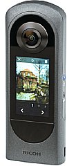 Die Ricoh Theta X besitzt einen ziemlich großen Touchscreen, über den die Kamera bedient werden kann und der auch zur Wiedergabe der Fotos und Videos dient. Ein Live-View ist bei einer 360-Grad-Kamera hingegen eigentlich unnötig. [MediaNord]