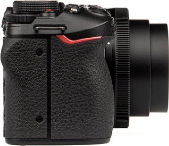 Bild Die Belederung der Nikon Z 30 sieht nicht nur edel aus, sie fasst sich auch gut an und ist schön rutschfest. [Foto: MediaNord]