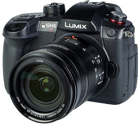 Bild Für eine Micro-Four-Thirds-Kamera ist die Panasonic Lumix DC-GH5 II ziemlich groß und schwer, sie übertrifft sogar so manche Kleinbildkamera. [Foto: MediaNord]