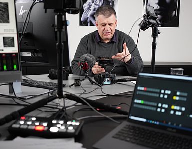 Ernst Ulrich Soja bei der Produktion des Schulungsvideo "Fortgeschrittener Kurs für Panasonic". [Foto: MediaNord]