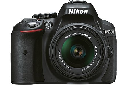 Nikon D5300 mit 18-55 mm VR II. [Foto: Nikon]