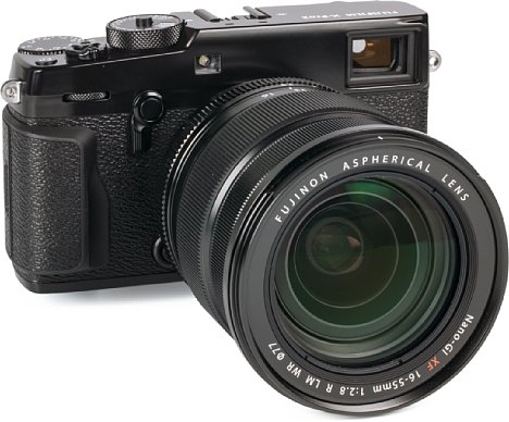 Bild Das wuchtige und gegen Spritzwasser sowie Staub gedichtete Fujifilm XF 16-55 mm F2.8 R LM WR passt am besten zur X-Pro2 oder X-T1, die beide ebenfalls keine zierlichen Kameramodelle sind. [Foto: MediaNord]