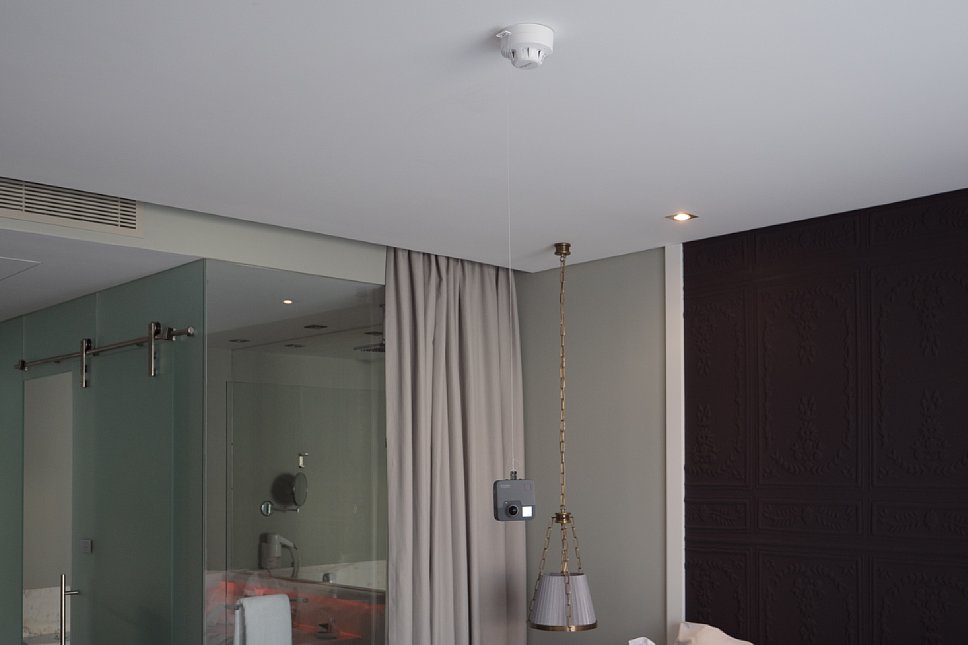 Bild GoPro Fusion Panoramakamera im Hotelzimmer über Kopf abgehängt mit einem Nähfaden am Rauchmelder. [Foto: MediaNord]