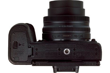 Bild Das Stativgewinde der Nikon Z 50 befindet sich vorbildlich in der optischen Achse. [Foto: MediaNord]