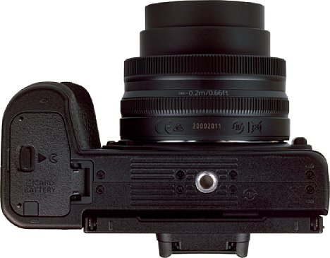 Bild Das Stativgewinde der Nikon Z 50 befindet sich vorbildlich in der optischen Achse. [Foto: MediaNord]