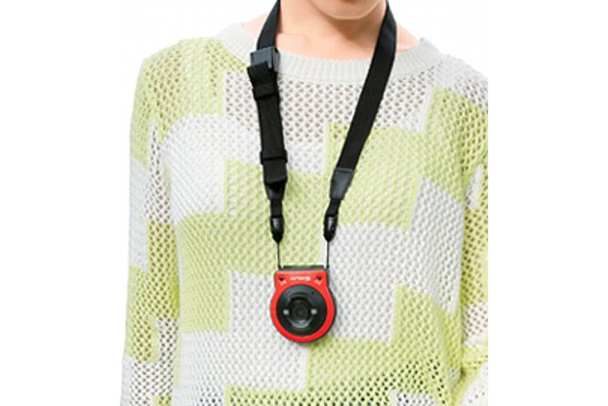 Bild Um den Hals getragen stört das 63 Gramm leichte Kameramodul der Casio Exilim EX-FR10 kaum. [Foto: Casio]