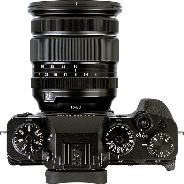 Bild Von Oben ist an der Fujifilm X-T4 eine Vielzahl von Bedienelementen in Form von Einstellrädern und Schaltern erkennbar. [Foto: MediaNord]