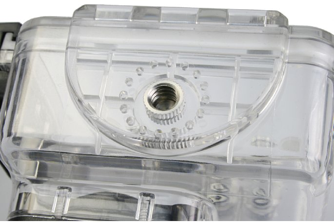 Bild Das Schutzgehäuse der Rollei S-50 WiFi hat ein normales 1/4"-Foto-Gewinde. So kann es nicht nur mit den mitgelieferten Haltern betrieben werden, sondern ohne weiteres direkt auch an allen handelsüblichen Befestigungsmöglichkeiten. [Foto: Rollei]