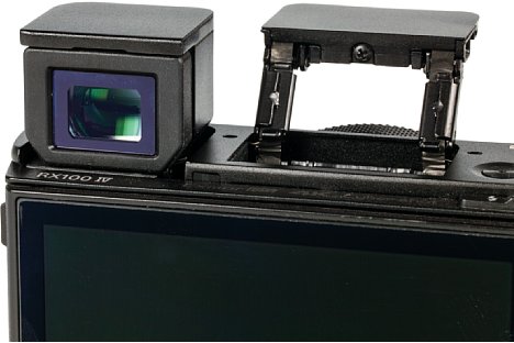 Bild Pfiffig: Die Sony DSC-RX100 IV bietet einen aufklappbaren Sucher, der ein relativ großen und vor allem fein aufgelöstes Bild liefert. Nur Brillenträger haben etwas Probleme mit der kleinen Austrittspupille. [Foto: MediaNord]