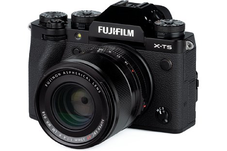 Bild Die Blende des Fujifilm XF 33 mm F1.4 R LM WR, hier an der Fujifilm X-T5, besteht aus neun Lamellen. Das Bokeh ist weich und auch die Unschärfescheibchen von Spitzlichtern weisen keine hellen Ränder auf. [Foto: MediaNord]