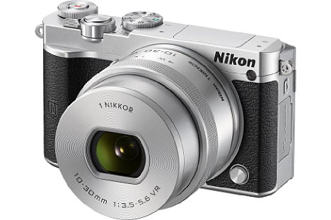 Bild Das letzte Modell des Nikon-1-Systems, die Nikon 1 J5, kam im Mai 2016 auf den Markt. Ähnlich wie bei der 1 V3 setzte Nikon nun auf ein eher klassisches Kameradesign in den Farben Silber (mit schwarzer oder weißer Belederung) oder Schwarz. [Foto: Nikon]
