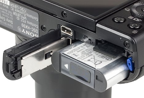 Bild Bei dem Akkufach der Sony DSC-HX99 handelt es sich um eine "Wohngemeinschaft" aus Li-Ion-Akku und MicroSD-Speicherkarte beziehungsweise MemoryStick Micro. [Foto: MediaNord]