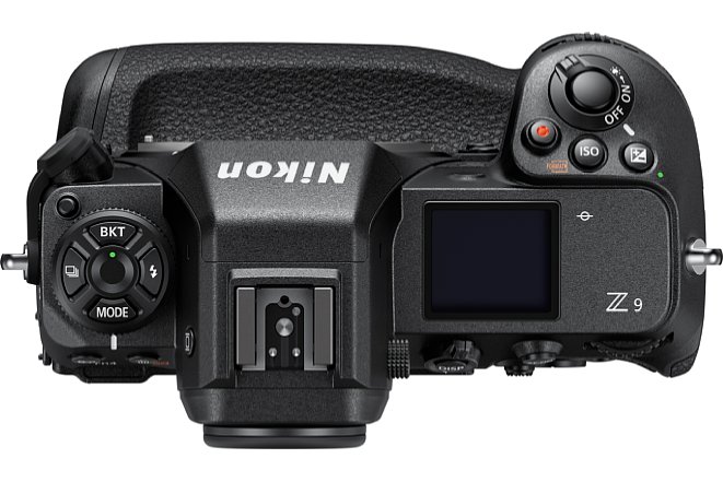 Bild Auf der Oberseite bietet die Nikon Z9 ein Info-Display. Vorne im Sucherbuckel sitzen übrigens das GPS sowie die Antennen für Bluetooth und WLAN. [Foto: Nikon]