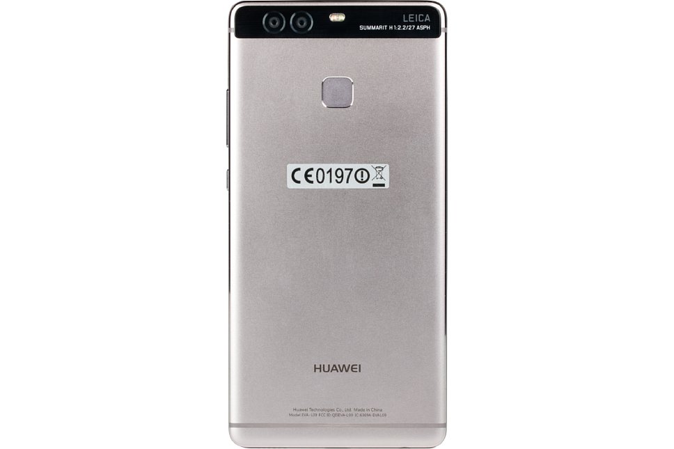Bild Design-Patzer auf der Rückseite des Huawei P9: Der simple CE-Zeichen-Aufkleber passt so gar nicht zum sonst hochwertigen Erscheinungsbild. [Foto: MediaNord]