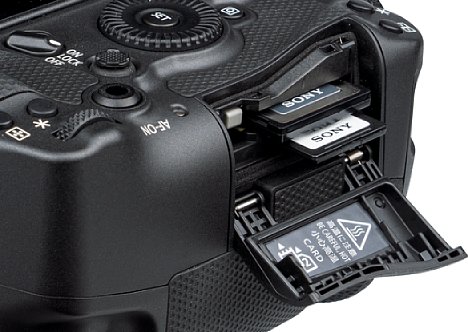Bild Das Speicherkartenfach der Canon EOS R3 bietet zwei Steckplätze: einen für schnelle SD/SDHC/SDXC-Karten mit UHS-II-Standard und einen für noch schnellere CFexpress-Speicherkarten. [Foto: MediaNord]