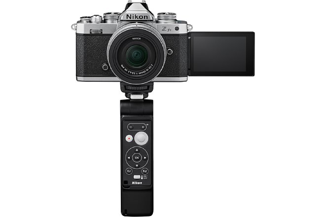 Bild Die im Nikon Z fc Vlogger Kit enthaltene Bluetooth-Fernbedienung ML-L7 lässt sich magnetisch am Dreibein-Griff befestigen. [Foto: Nikon]