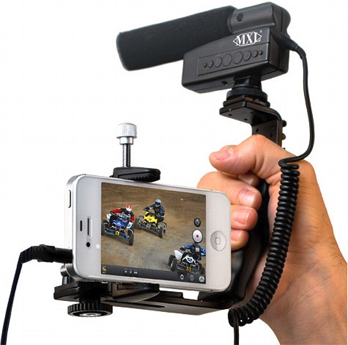 Bild Die universelle Smartphone-Halterung MM-CM001 macht es möglich, bequem mit einer Hand zu filmen. Zusätzlich kann man einen Kopfhörer zur Tonkontrolle anstöpseln. [Foto: MXL]