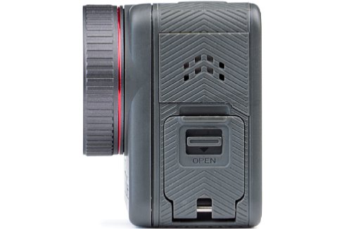 Bild Unter der seitlichen Klappe der Akaso Brave 8 befinden sich das Speicherkartenfach und der USB-C-Anschluss, über den die Kamera übrigens direkt auch als Webcam genutzt werden kann. [Foto: MediaNord]