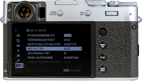 Bild Der Monitor auf der Rückseite der Fujifilm X100V lässt sich nach oben klappen und mit einem kleinen Umweg auch nach unten. [Foto: MediaNord]