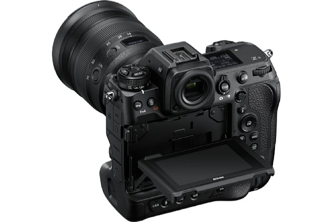 Bild Der Touchscreen der Nikon Z 9 lässt sich aber auch im Querformat um 90 Grad nach oben neigen. Nach unten lässt er sich um 45 Grad neigen. [Foto: Nikon]