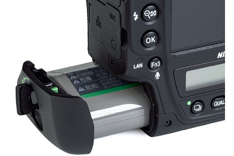 Bild Der große 27-Wh-Akku ermöglicht rund 3.500 Aufnahmen mit der Nikon D6 und ist gefühlt an einem Tag nicht leerzufotografieren. [Foto: MediaNord]