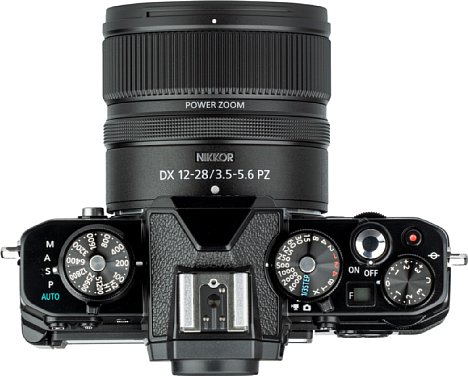 Bild Dank der 1,9 Zentimeter breiten Gummiriffelung lässt sich der Motor-Zoomring des Nikon Nikon Z 12-28 mm F3.5-5.6 PZ VR DX gut bedienen. Mit seiner sechs Millimeter breiten Kunststoff-Riffelung ist der Fokusring hingegen deutlich schmaler. [Foto: MediaNord]