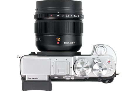 Bild Neben einem Fokusring und Fokusschalter bietet das Panasonic Leica DG Summilux 12 mm F1.4 Asph. einen Blendenring, der jedoch nur an Panasonic-Gehäusen wie der Lumix DMC-GX8 funktioniert. [Foto: MediaNord]