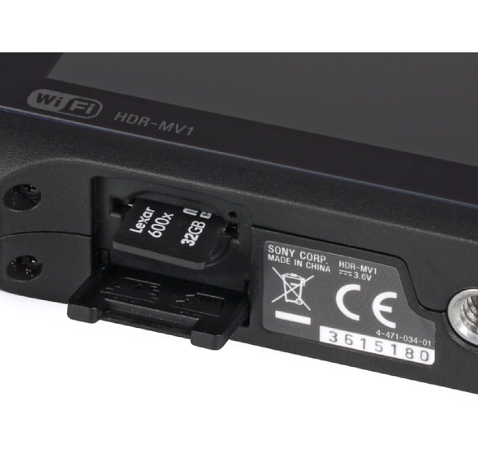 Bild Das Speicherkartenfach des Sony HDR-MV1 liegt auf der Unterseite. Rechts daneben in einigem Abstand ist das 1/4-Zoll-Stativgewinde. [Foto: MediaNord]