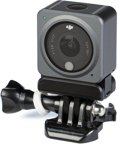 Bild Das DJI Action 2 Kameramodul in kompletter Actioncam-Konfiguration. So würde man die Kamera beispielsweise auf einem Helm oder Surfbrett montieren. Der untere Klemmschuh für GoPro-kompatible Klebehalterungen ist nicht im Lieferumfang enthalten. [Foto: MediaNord]