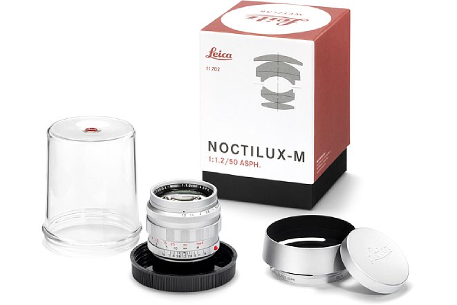 Bild Lieferumfang der auf 100 Stück limitierten silbernen Sonderedition des Leica Noctilux-M 1:1,2/50 Asph. [Foto: Leica]